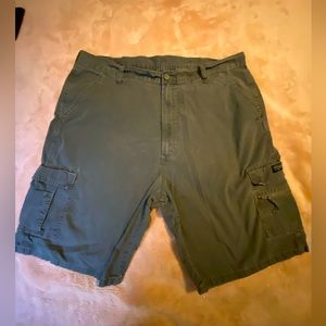 Mens Green Wrangler Cargo Shorts sz40.